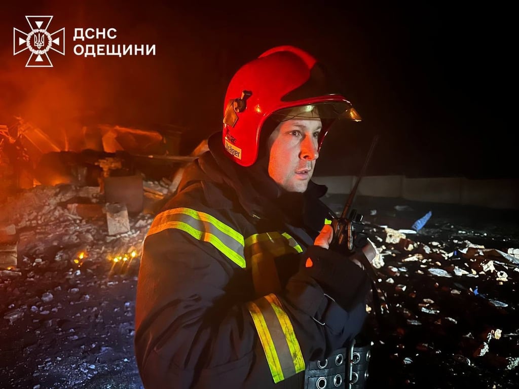 Рятувальник під час пожежі