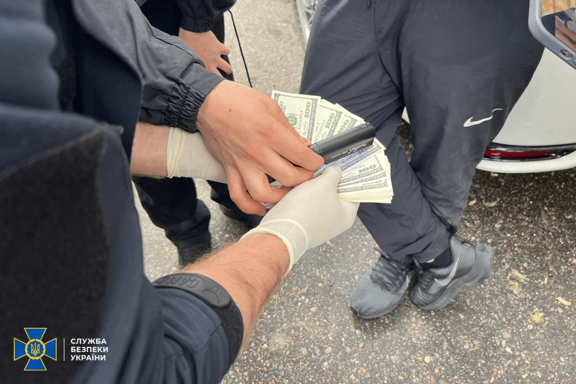 Хотів допомогти уникнути відповідальності — в Одесі на хабарі викрили патрульного - фото 1