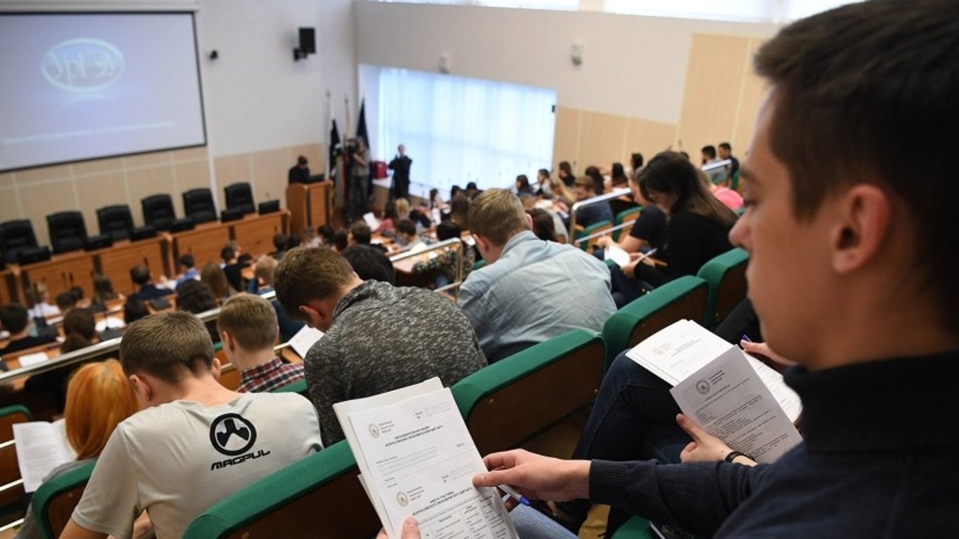 Украинские 17-летние студенты за границей должны вернуться домой, чтобы стать на учет
