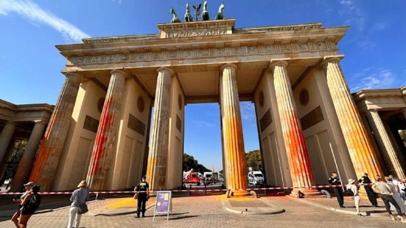 Климатический протест: Бранденбургские ворота облили краской