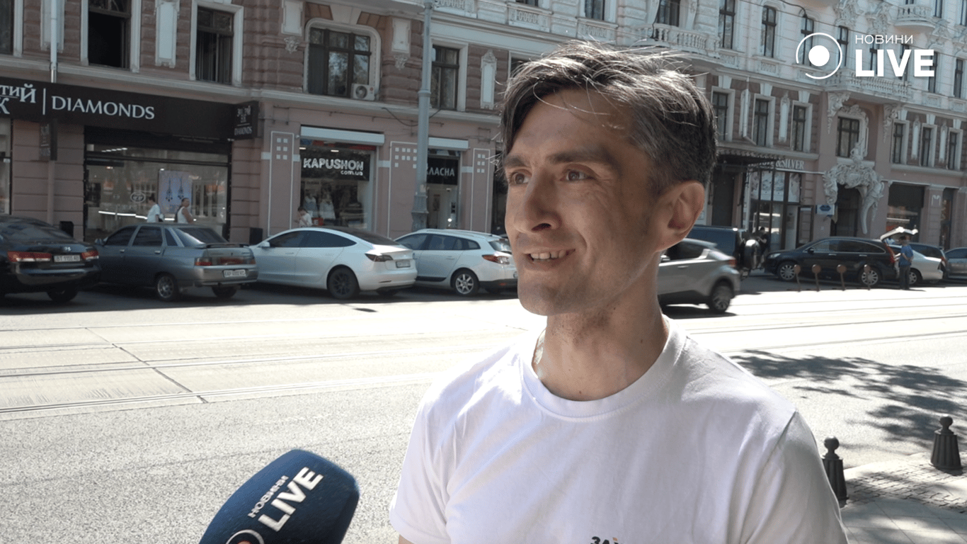 Політолог Михайло Шабанов на вулиці 