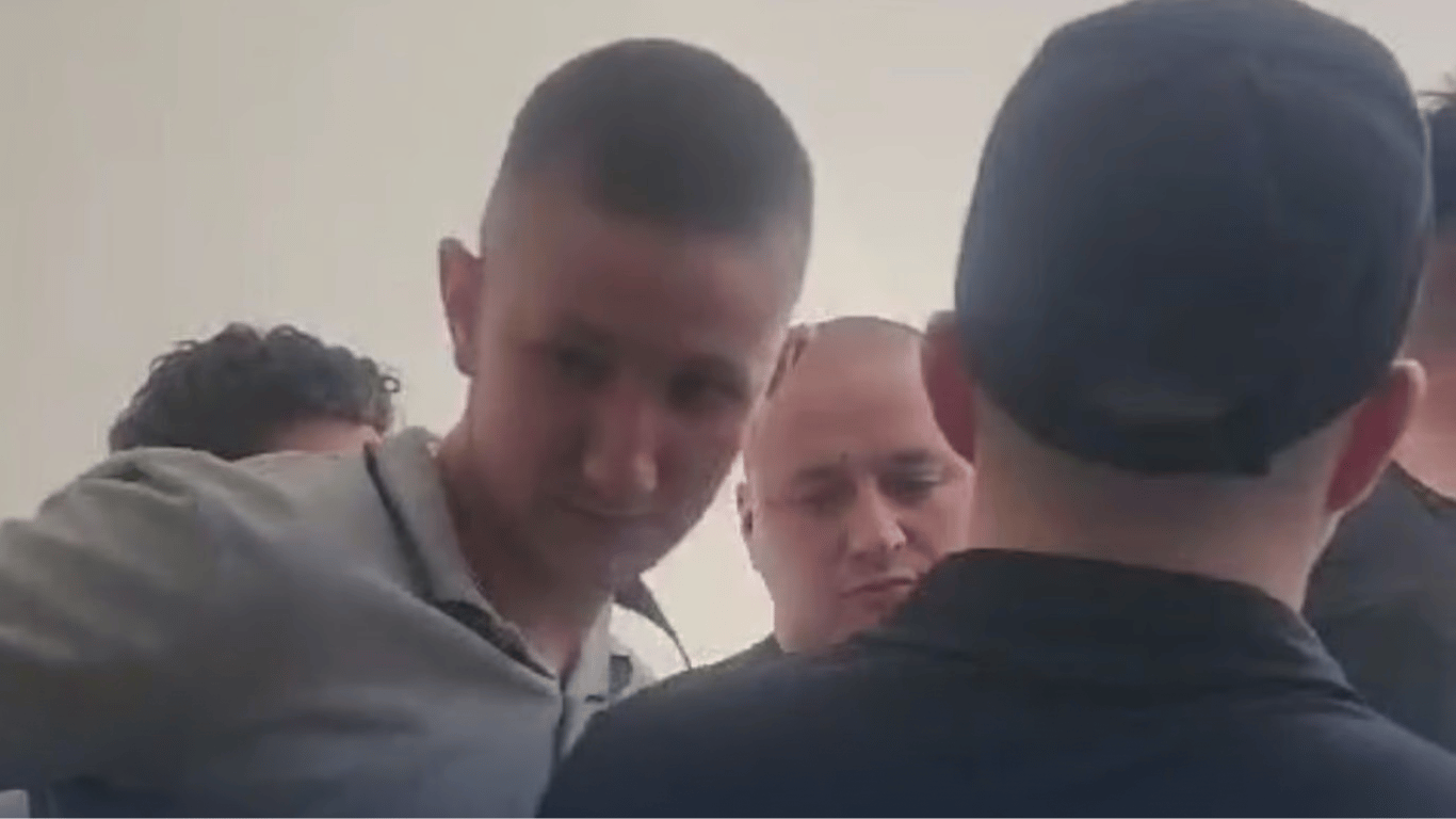 Допомагав охороні Тищенка бити ексвійськового — у Києві звільнили поліцейського