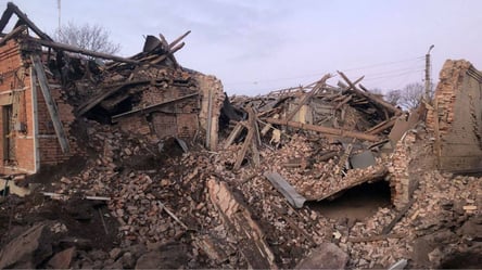 Россияне обстреляли Харьковскую область: разрушено админздание, двух человек завалило руинами - 285x160