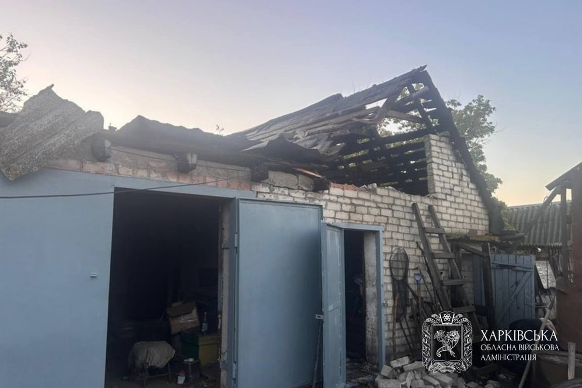 Зруйнований дах будинку внаслідок атаки РФ на Харківщині
