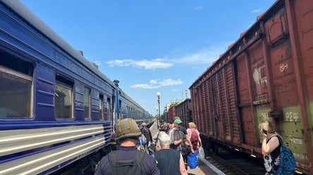 Укрзализныця предупредила об изменении маршрутов поездов из-за обстрелов - 285x160