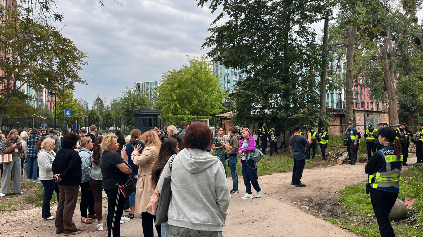 На Теремках відновили будівництво теплотраси: сквер в оточенні