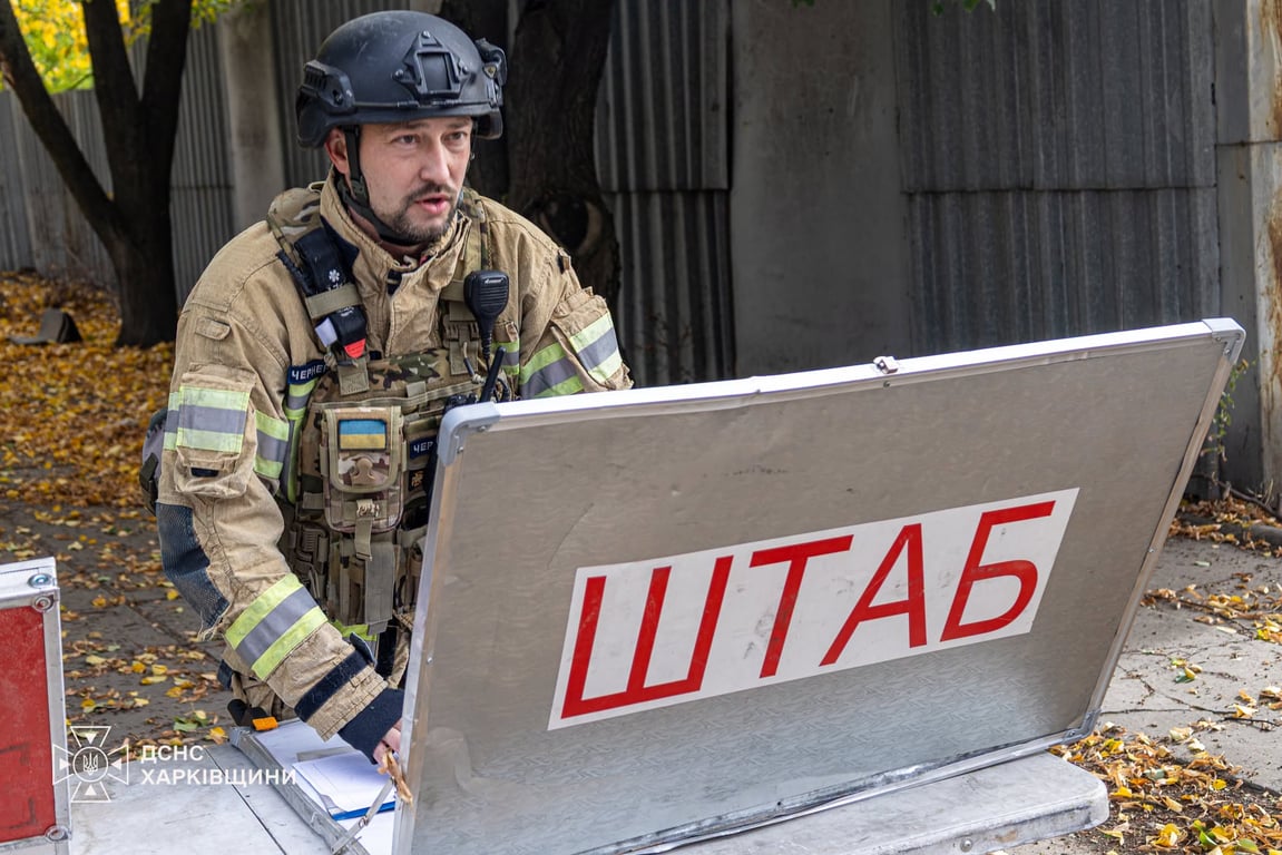 Рятувальник ДСНС працює біля штабного обладнання