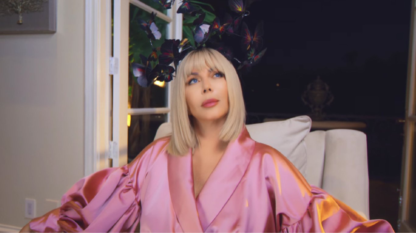 Ирина Билык в розовом халате представила новый клип