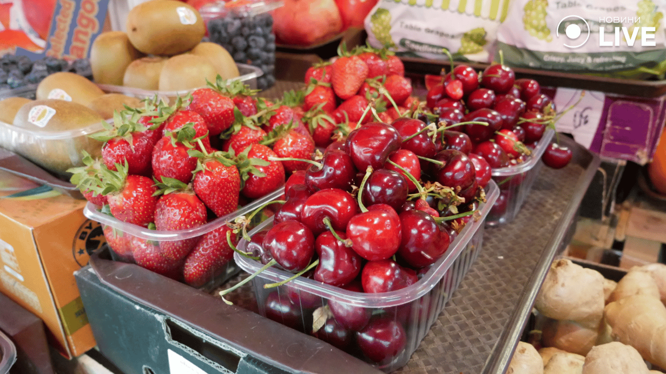 фрукти на базарі