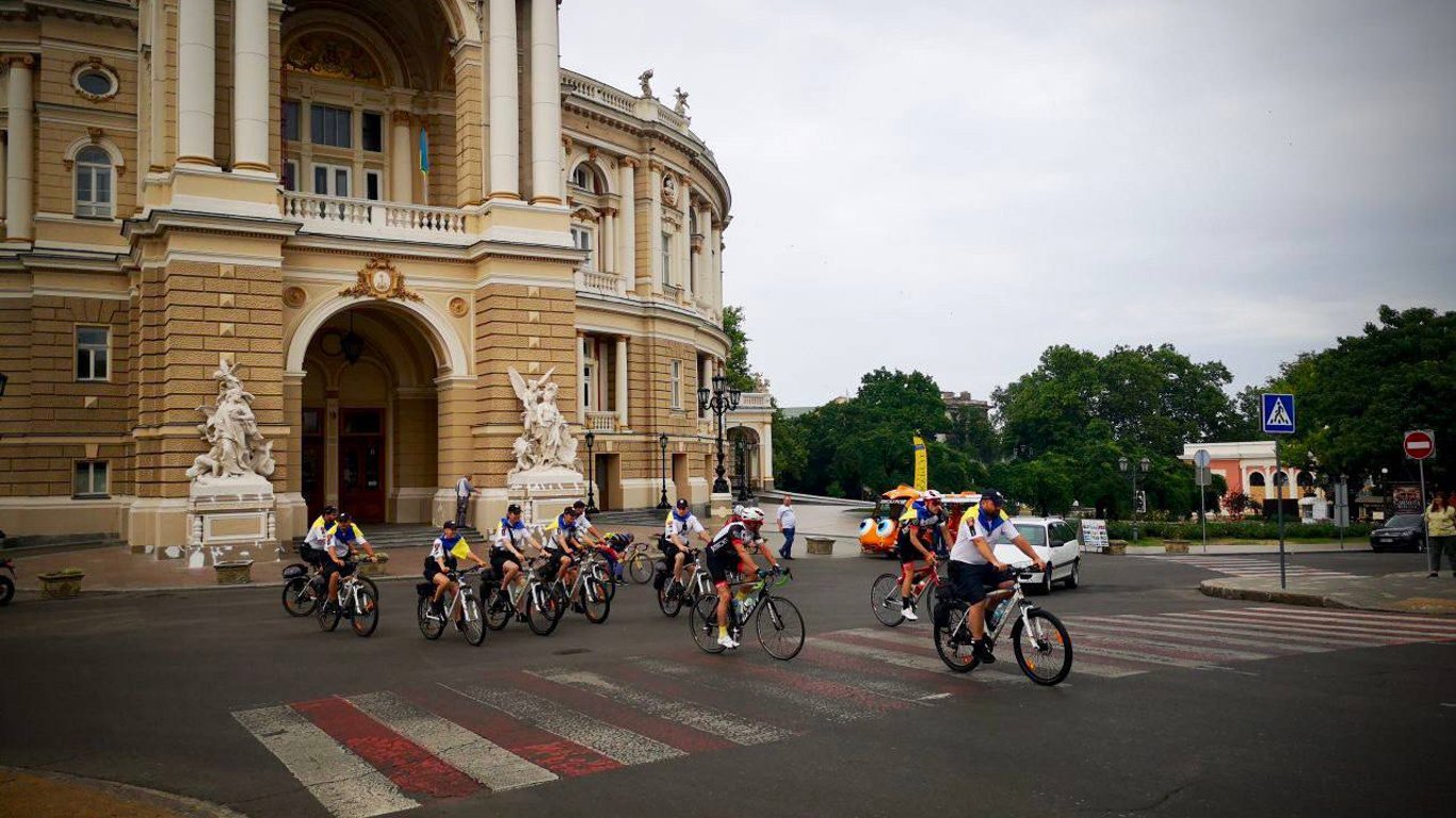 Велопробег и спортивные состязания: празднование Дня Конституции в Одессе
