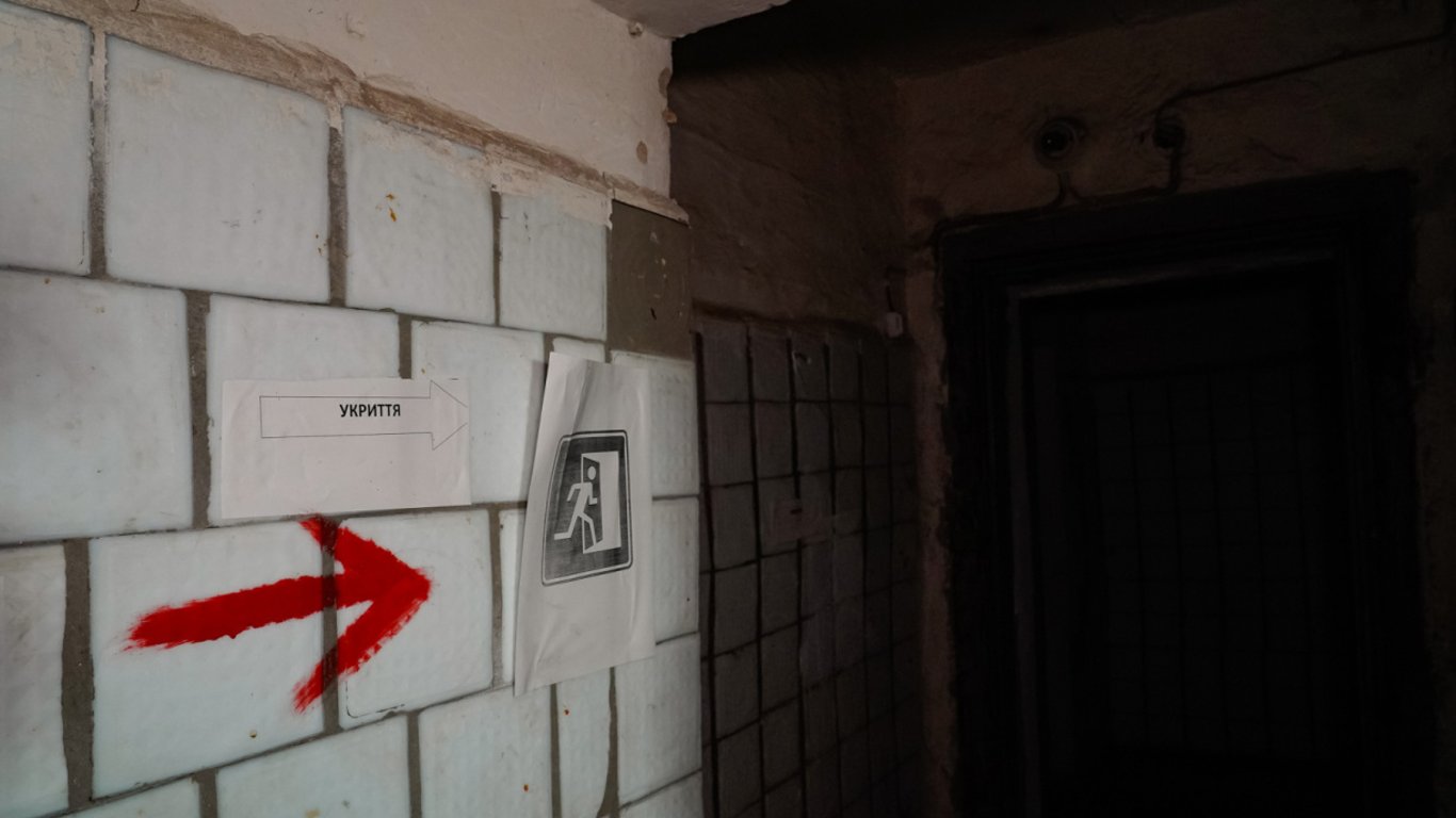 Жители Киева снова жалуются на закрытые укрытия во время тревоги