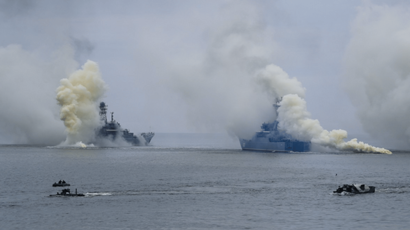 На бойовому чергуванні у Чорному та Середземному морях чергують російські кораблі: чи чекати атаки.