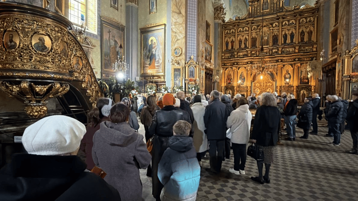 Страстная пятница: в храмах Львова выложили плащаницу