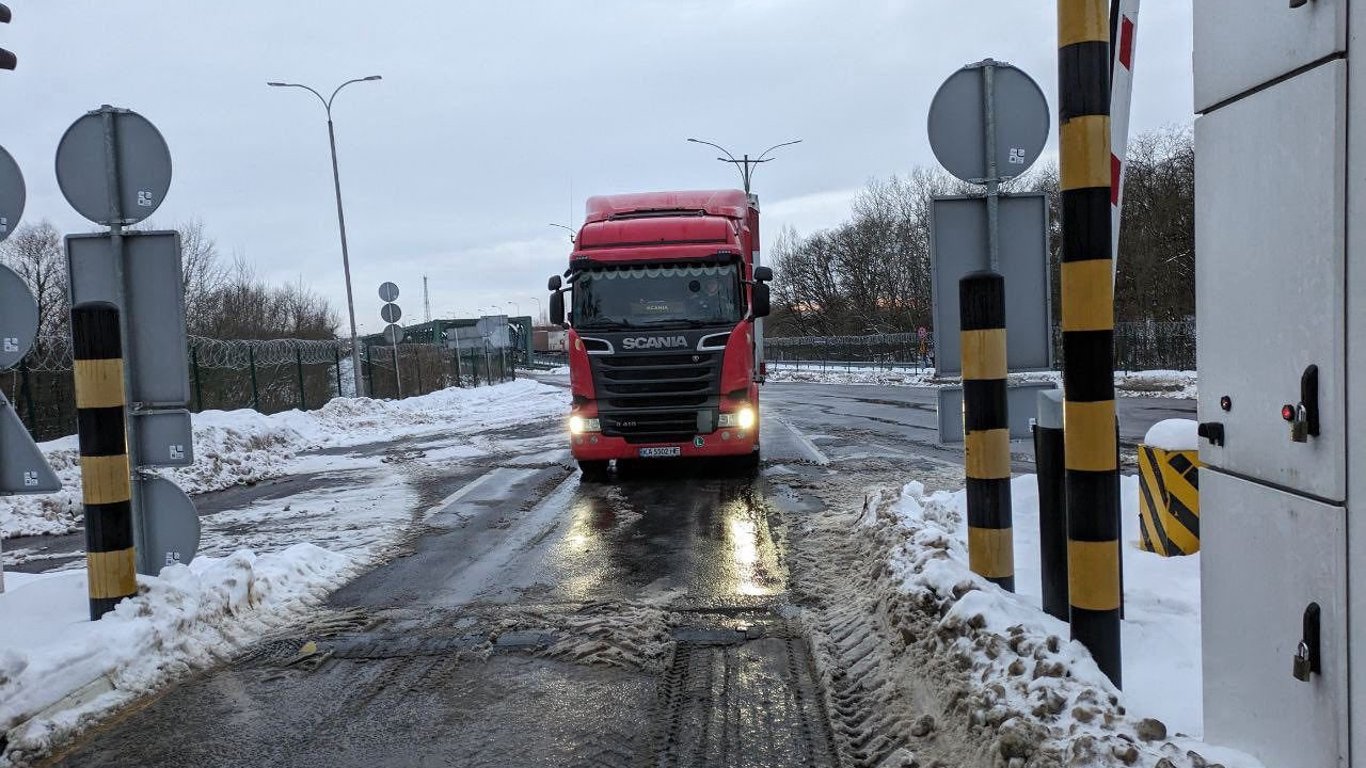 На українсько-польському кордоні відновили рух вантажівок