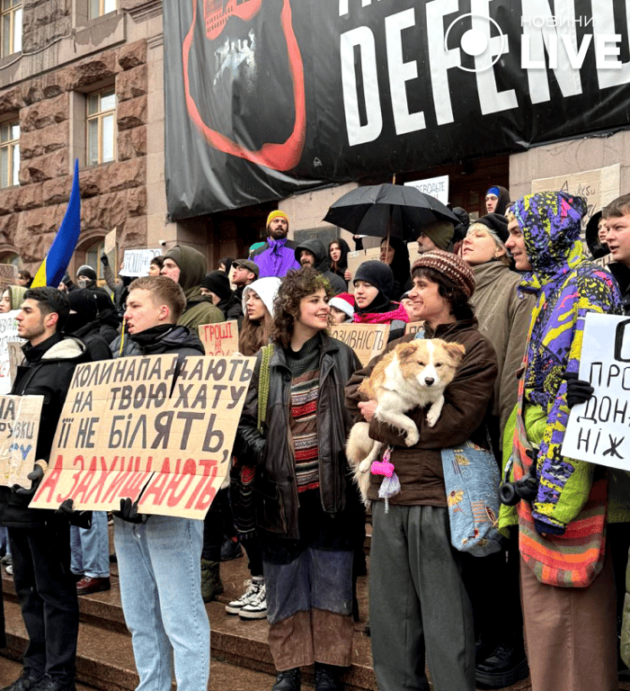 Учасники мітингу у Києві "Гроші на ЗСУ"