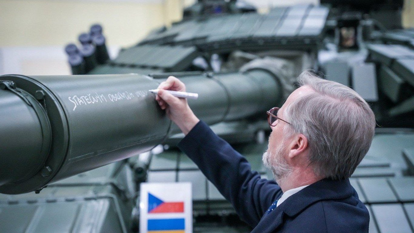 У Чехії розповіли, скільки військової техніки передали Україні після вторгнення РФ