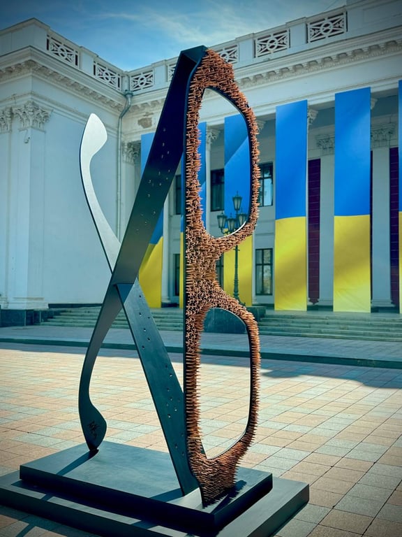 ПРОЗРІННЯ - скульптура Михайла Реви. Фото: ОМР