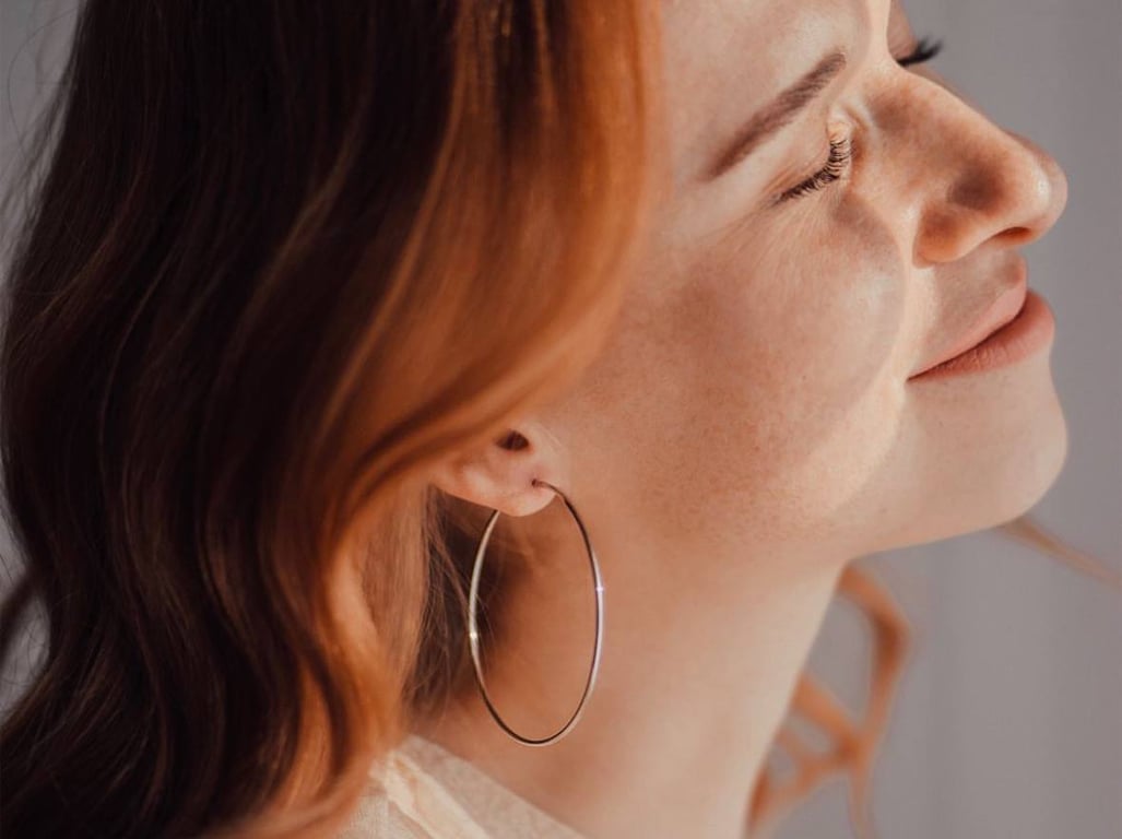 Сережки-кільця - це модний аксесуар 2025 року