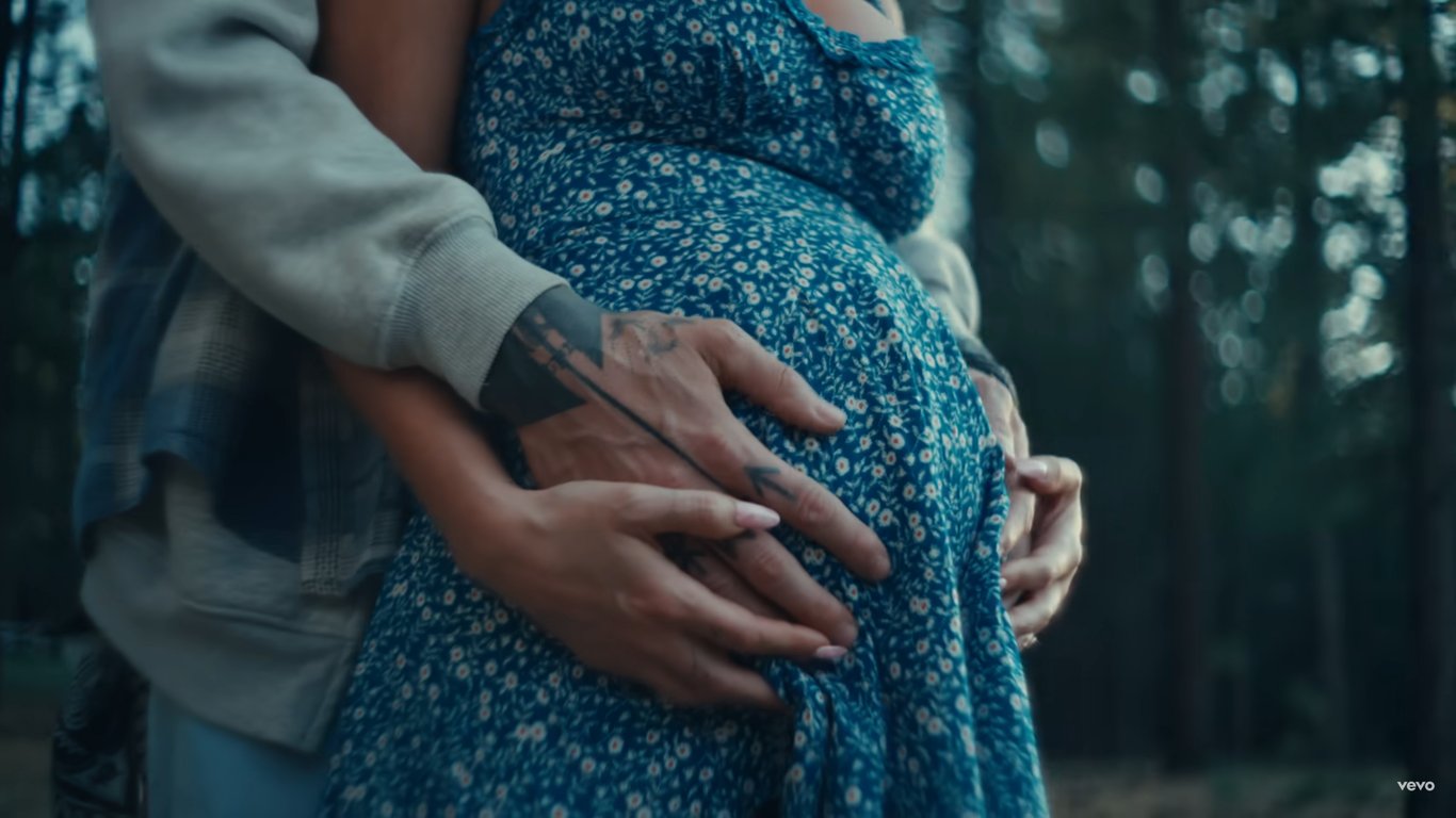 Меган Фокс завагітніла у кліпі "Lonely Road". Фото: скриншот