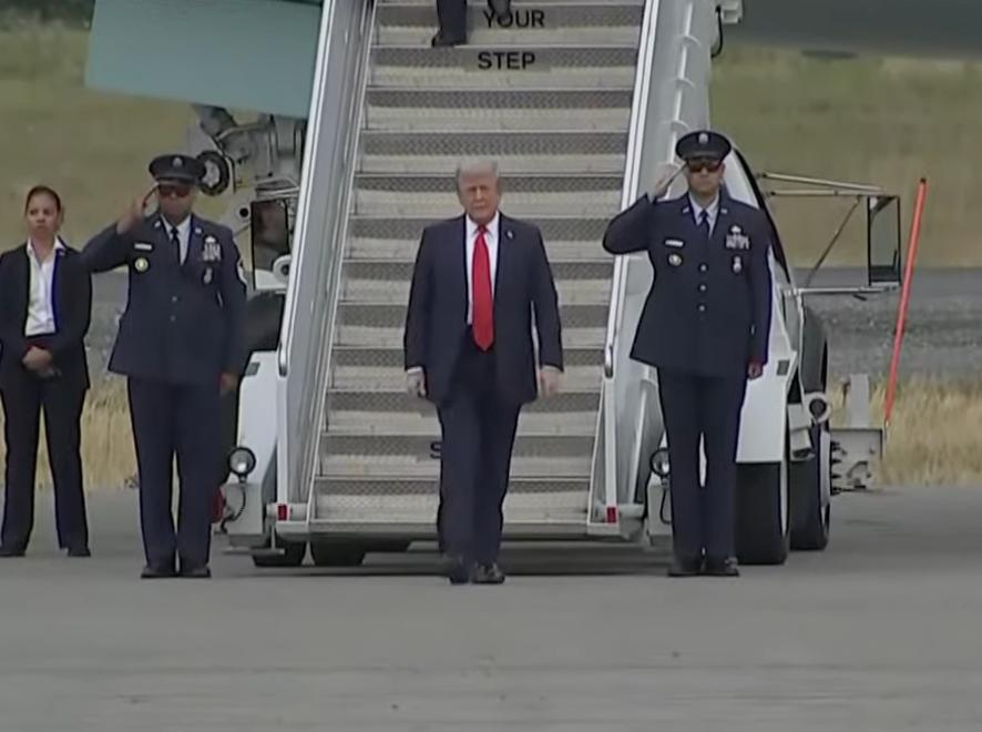 Дональд Трамп прибув на Аляску