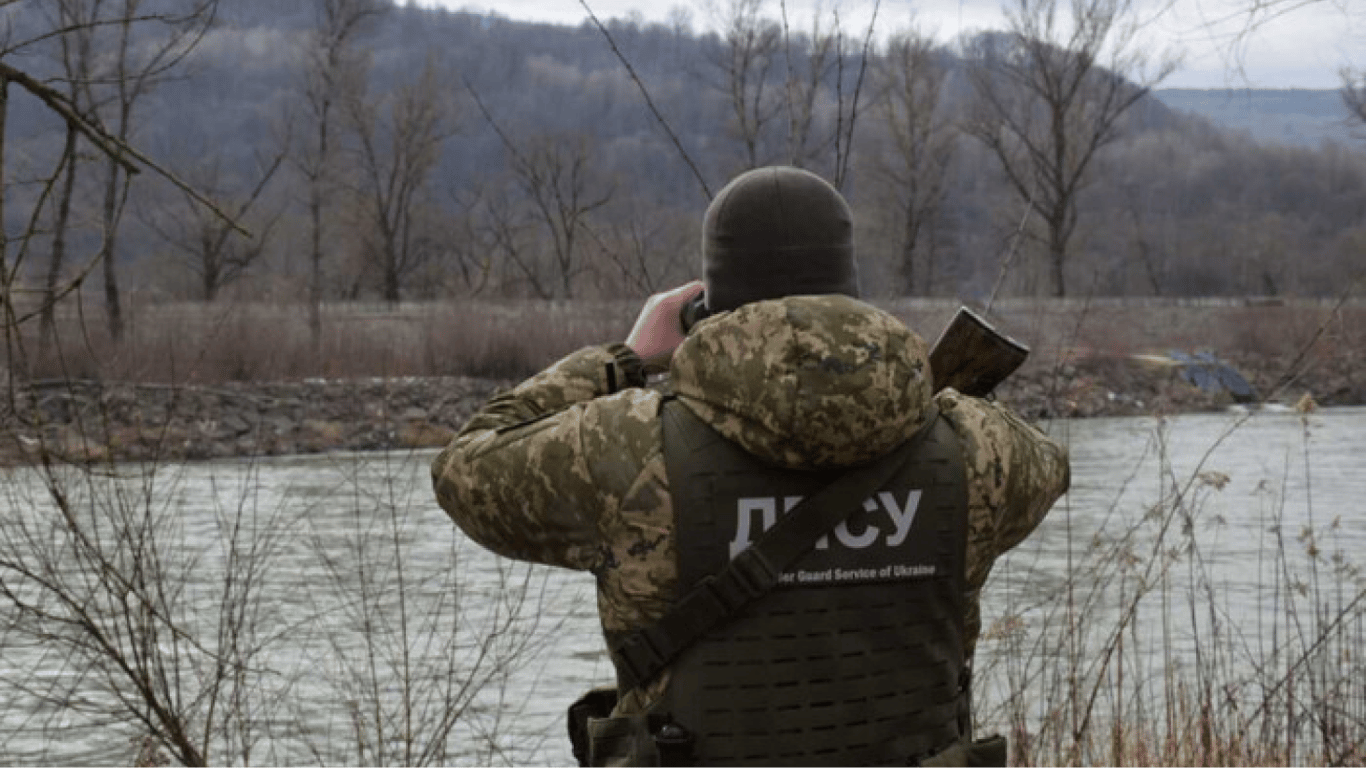 Блогер-ухилянт в прямому ефірі намагався через річку втекти до Угорщини