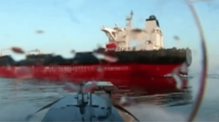 Морской дрон СБУ поразил танкер "теневого флота" РФ возле Ялты: видео - 304x171