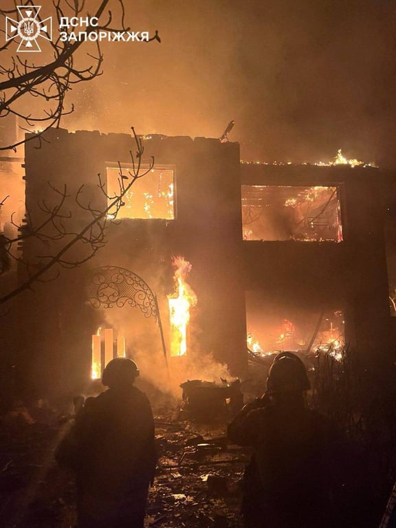 Росіяни атакували дронами Запоріжжя — у місті горить будинок - фото 1