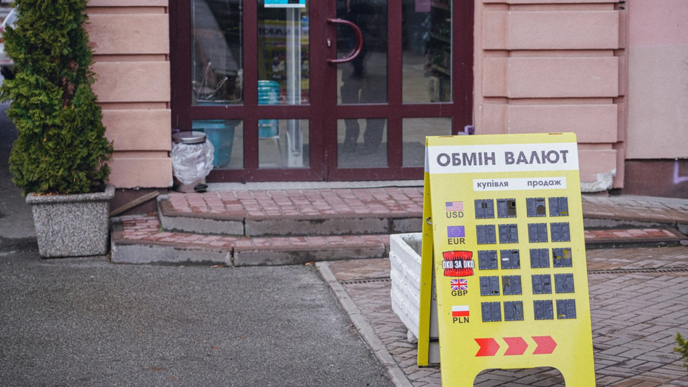 Курс долара у квітні 2026 року може знову перетнути психологічну межу