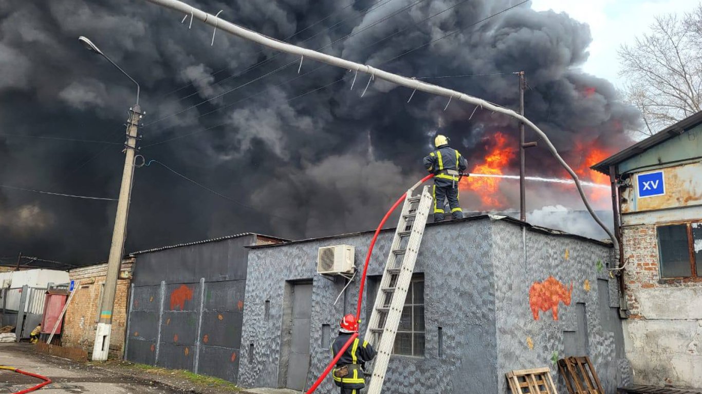 Масштабну пожежу в Києві погасили: чи є постраждалі