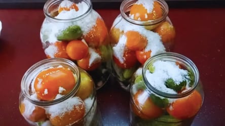 Квашеные огурцы и помидоры в 1 банке: рецепт заготовки с вкусным рассолом - 285x160