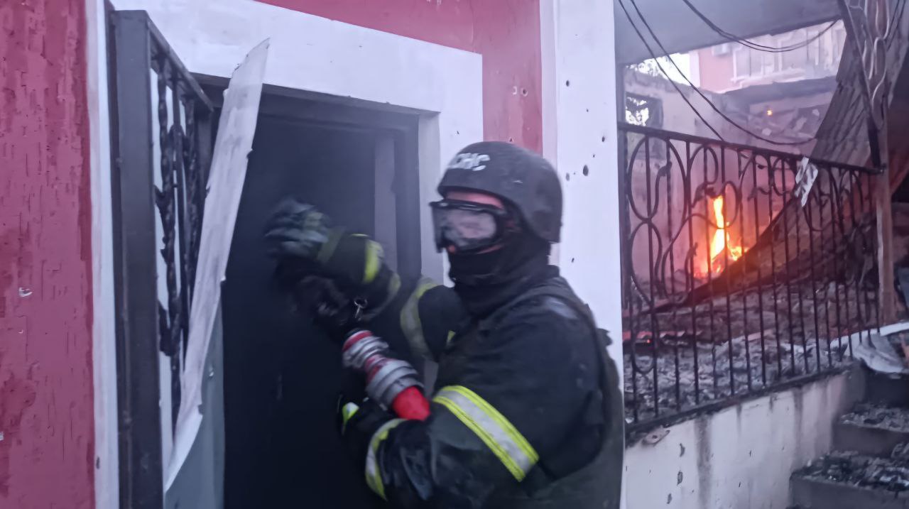 Наслідки атаки РФ: пошкоджена оселя, обгорілий дах і зруйноване подвір’я