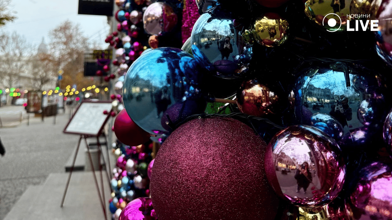 Новорічні кульки на фасаді
