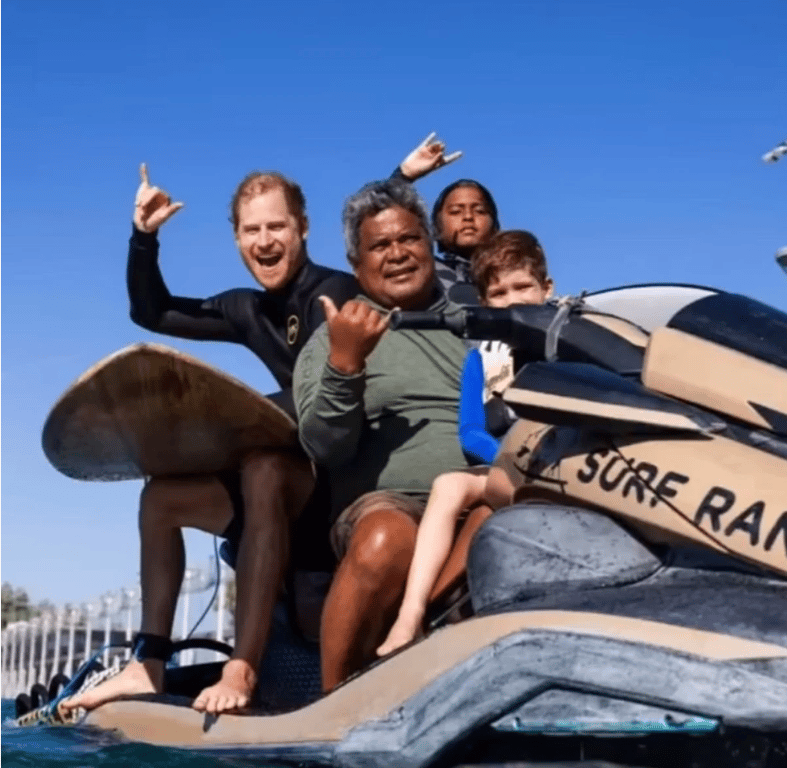 Принц Гаррі зі своїм сином під час заняття серфінгом