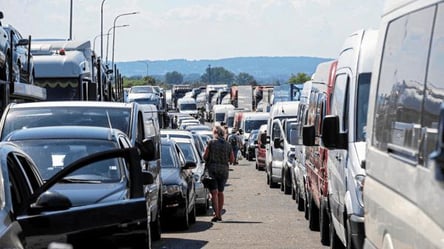 Черги на кордоні України — на яких КПП у заторах стоять десятки автівок - 285x160