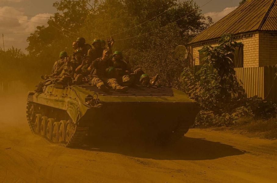 Бійці ЗСУ на танку