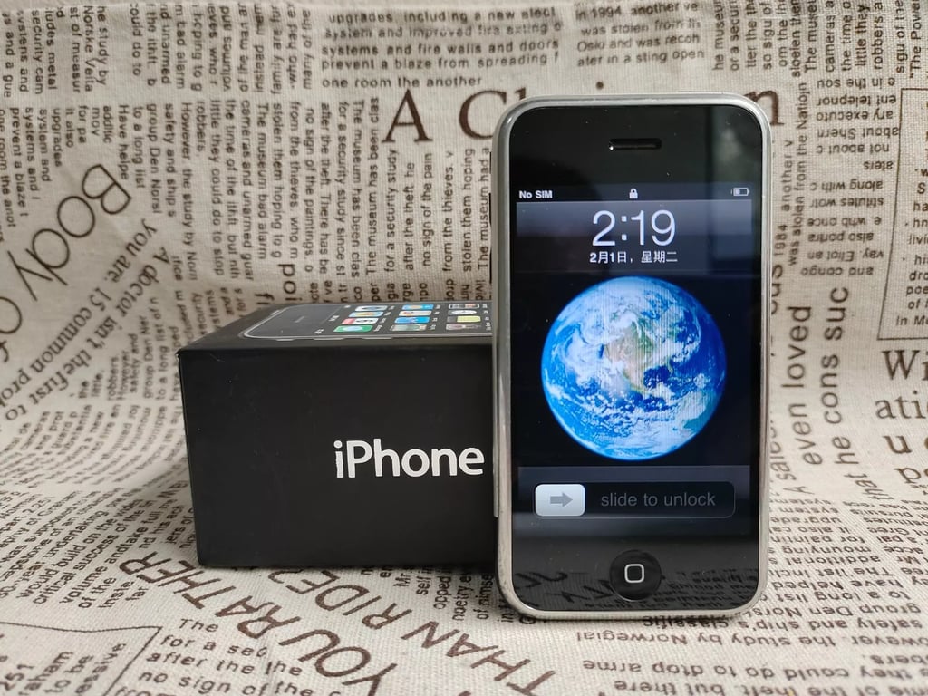 Раритетный телефон iPhone 2G