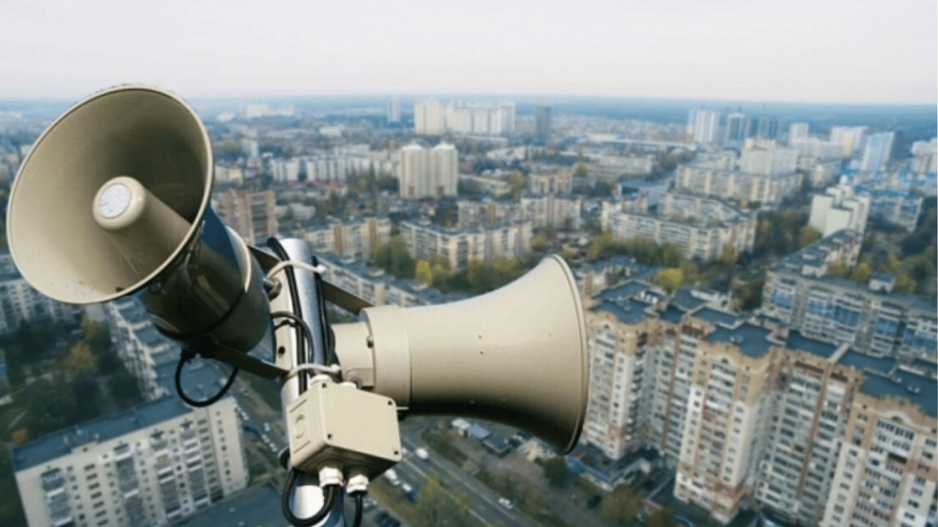 В небі над Чернігівщиною помітили повітряні цілі, що рухаються в напрямку Києва: оголошено повітряну тривогу