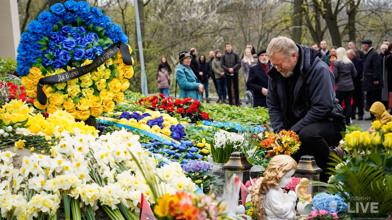 Зі смерті загибелі Да Вінчі минуло 40 днів: у Києві вшанували памʼять Героя України