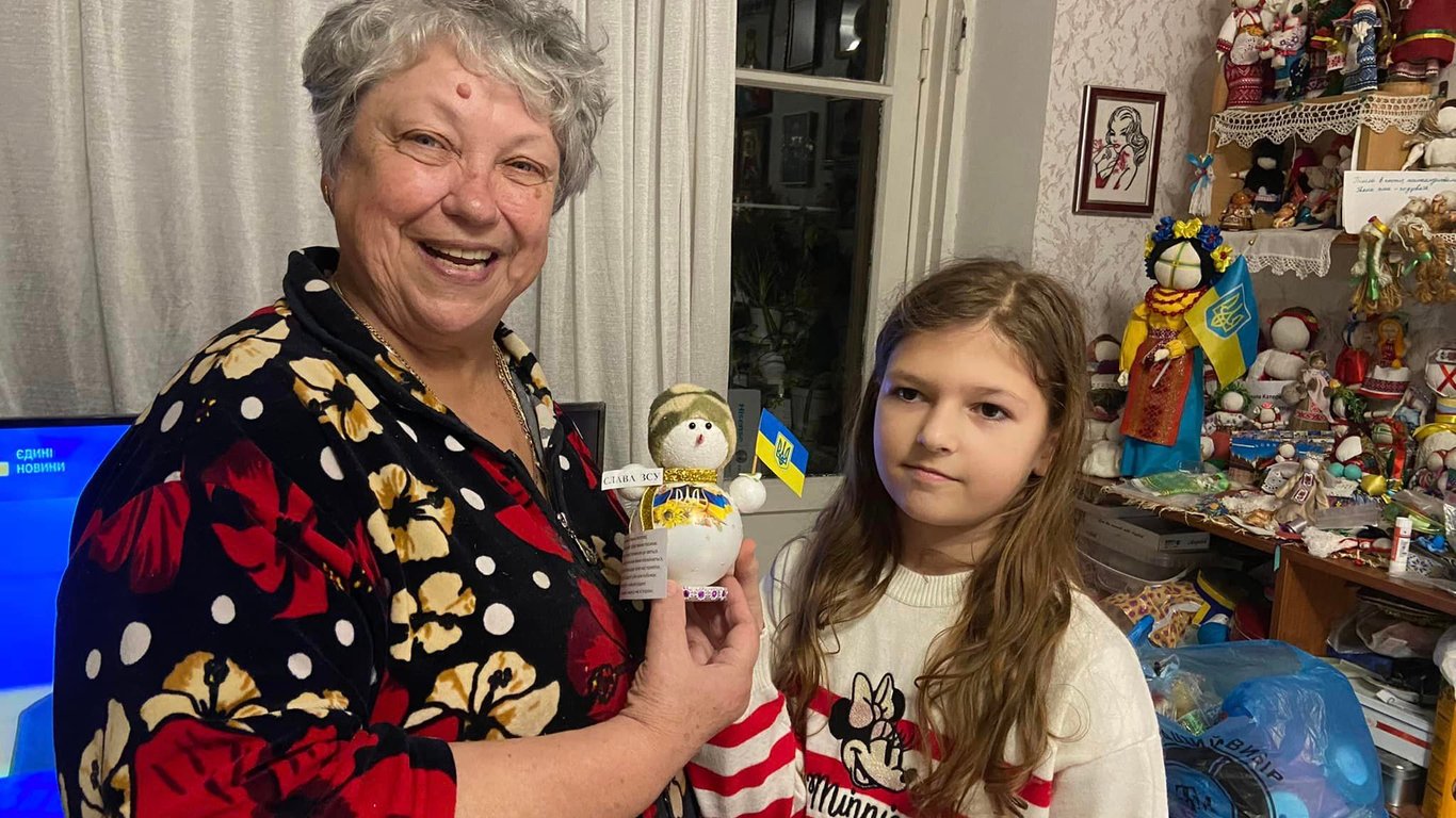 Рекордсменка України: пенсіонерка з Одещини зробила армію сніговиків для ЗСУ