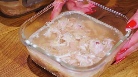 Ленивый холодец из тушенки за 2 часа — такой сейчас все готовят - 285x160