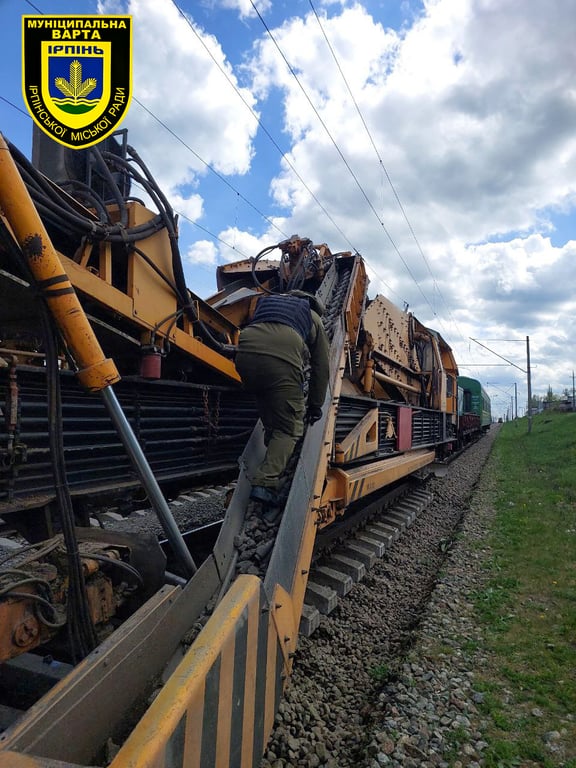На железной дороге в Ирпене саперы Мунстражи изъяли артснаряд - фото 3