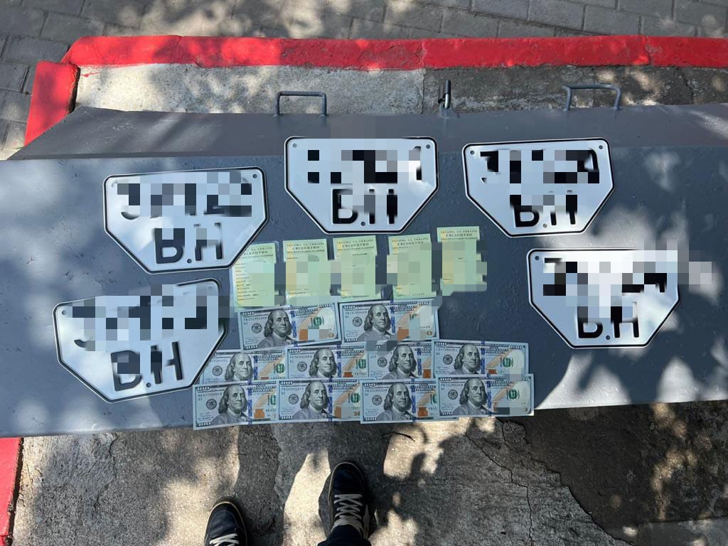 Отриманий хабар за реєстрацію трактора. Фото: ГУНП в Одеській області