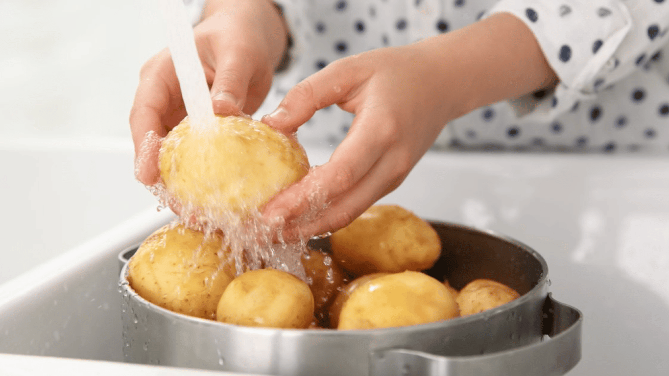 Як швидко почистити молоду картоплю – дієві способи