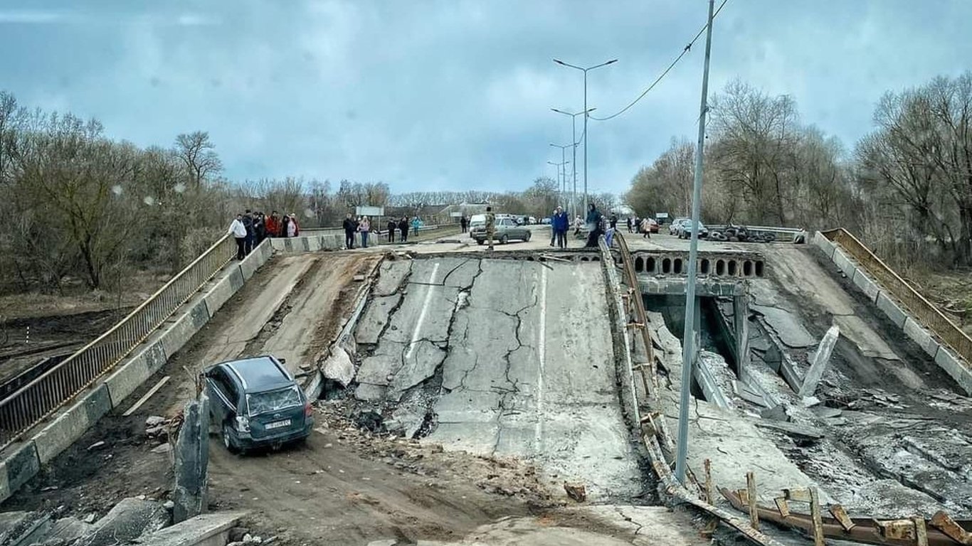 На Черниговщине полностью отстроили уничтоженный мост через реку Замглай: какой у него вид