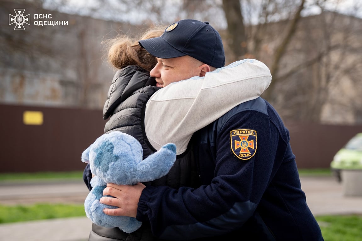Жінка обіймає рятувальника