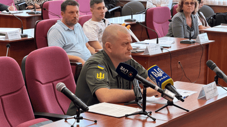 У ТЦК розповіли, чи мають право їхні працівники використовувати кайданки та газ - 290x166
