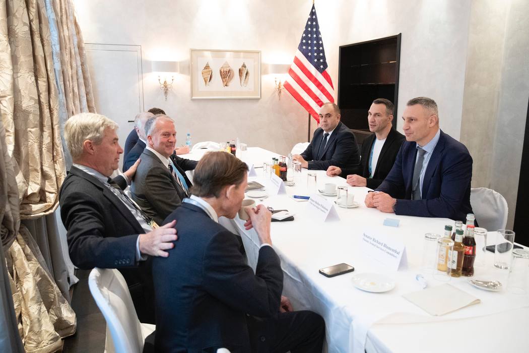 Братья Кличко с американскими чиновниками
