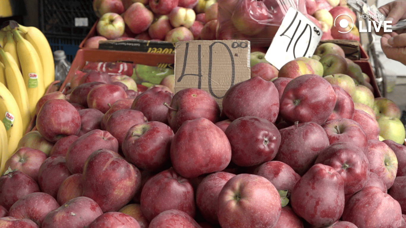 Вартість яблук на базарі 