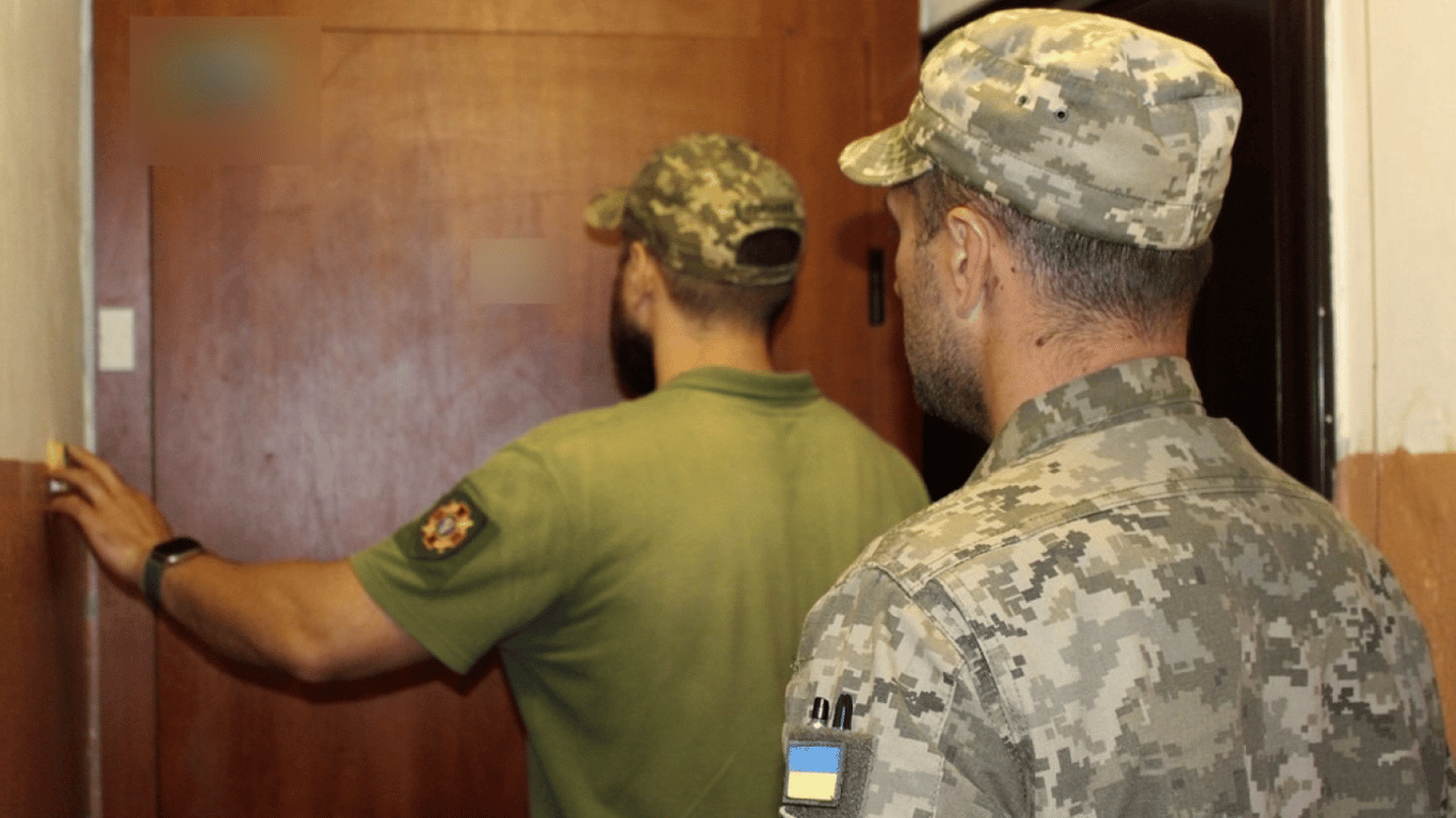 Законно ли оставлять повестку в дверях военнообязанных