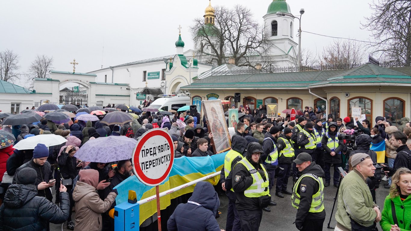 Штурм верующими УПЦ МП Киево-Печерской Лавры: четырем участникам стычки объявили подозрение